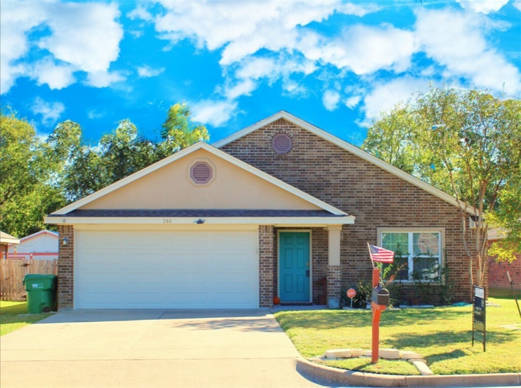 Property Photo:  204 Durie Drive  TX 76706 