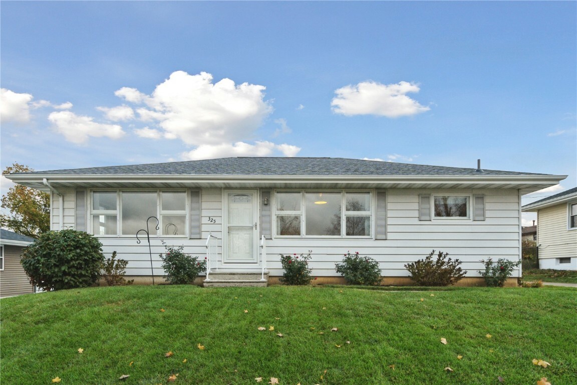 Property Photo:  325 29th Street NW  IA 52405 