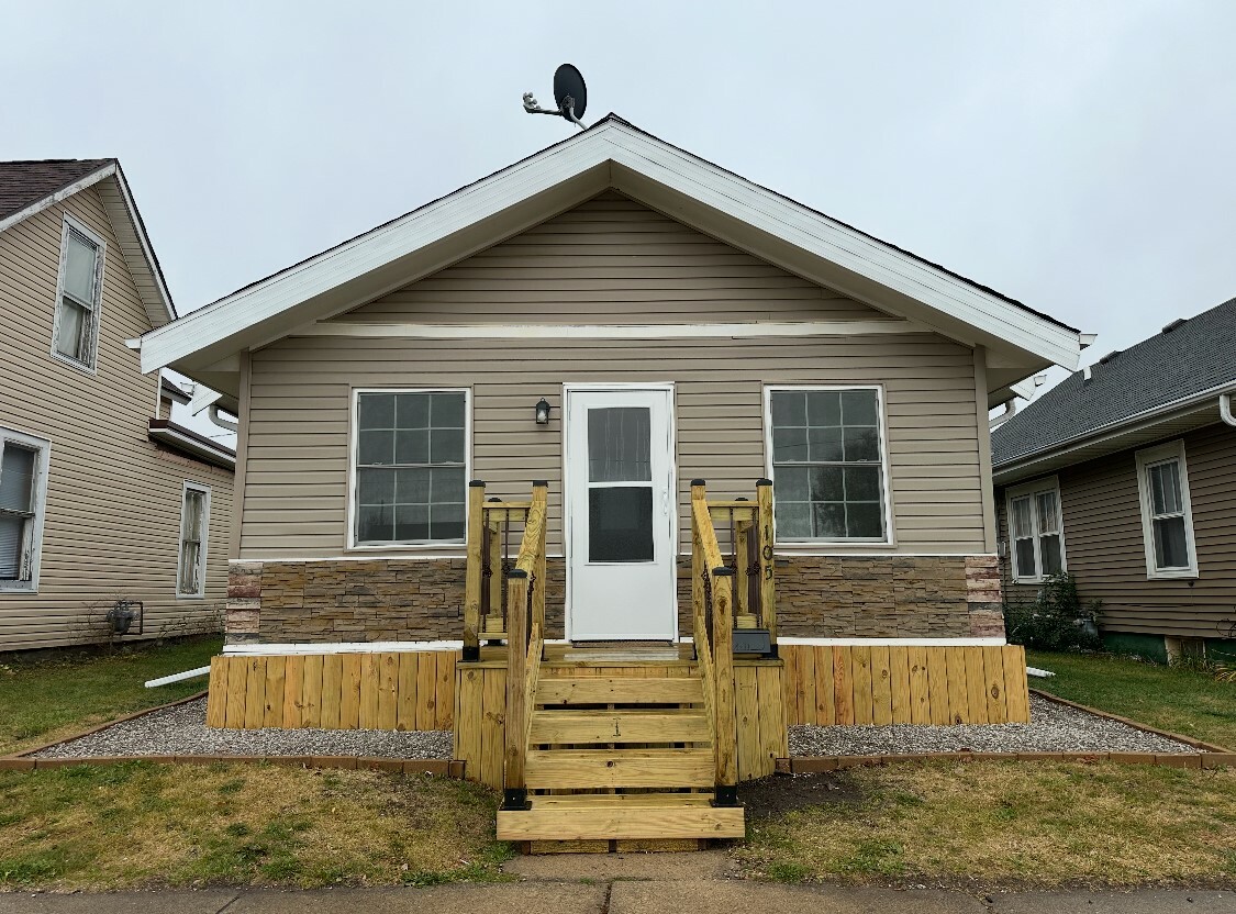 Property Photo:  105 S 7th Avenue  IA 50158 