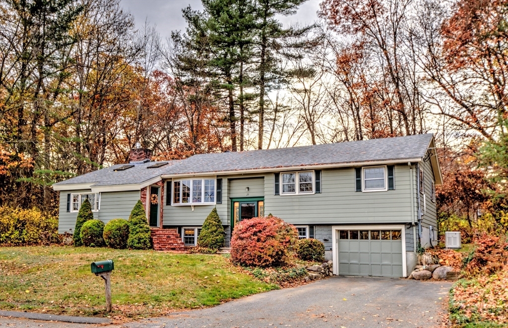 29 Robinhood Ln  Billerica MA 01821 photo