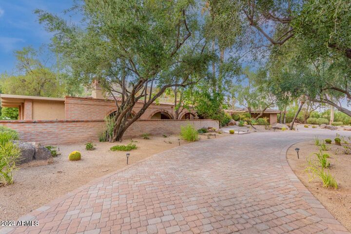 Property Photo:  