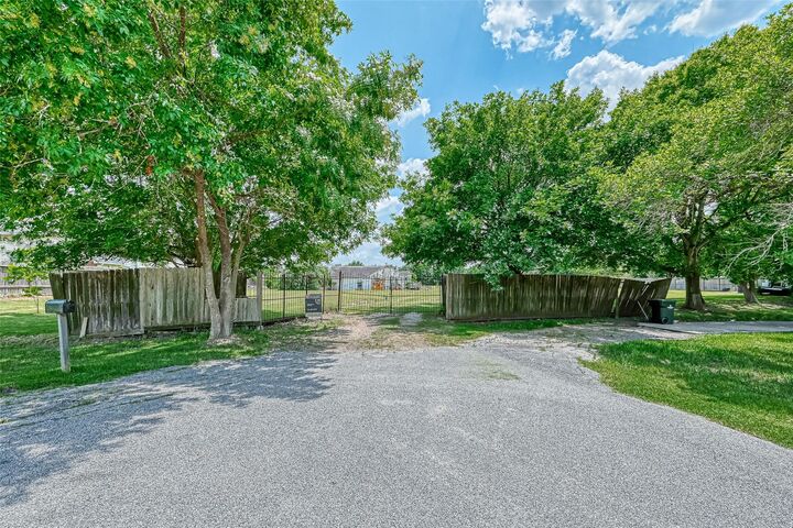 Property Photo: 11211 S Dargail Street TX 77478