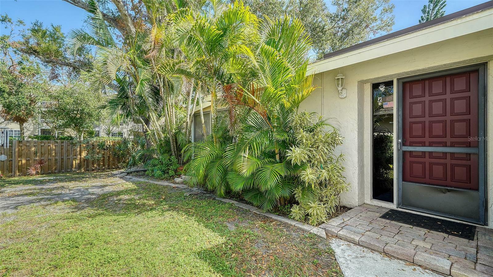 Property Photo:  766 N Jefferson Avenue 766  FL 34237 