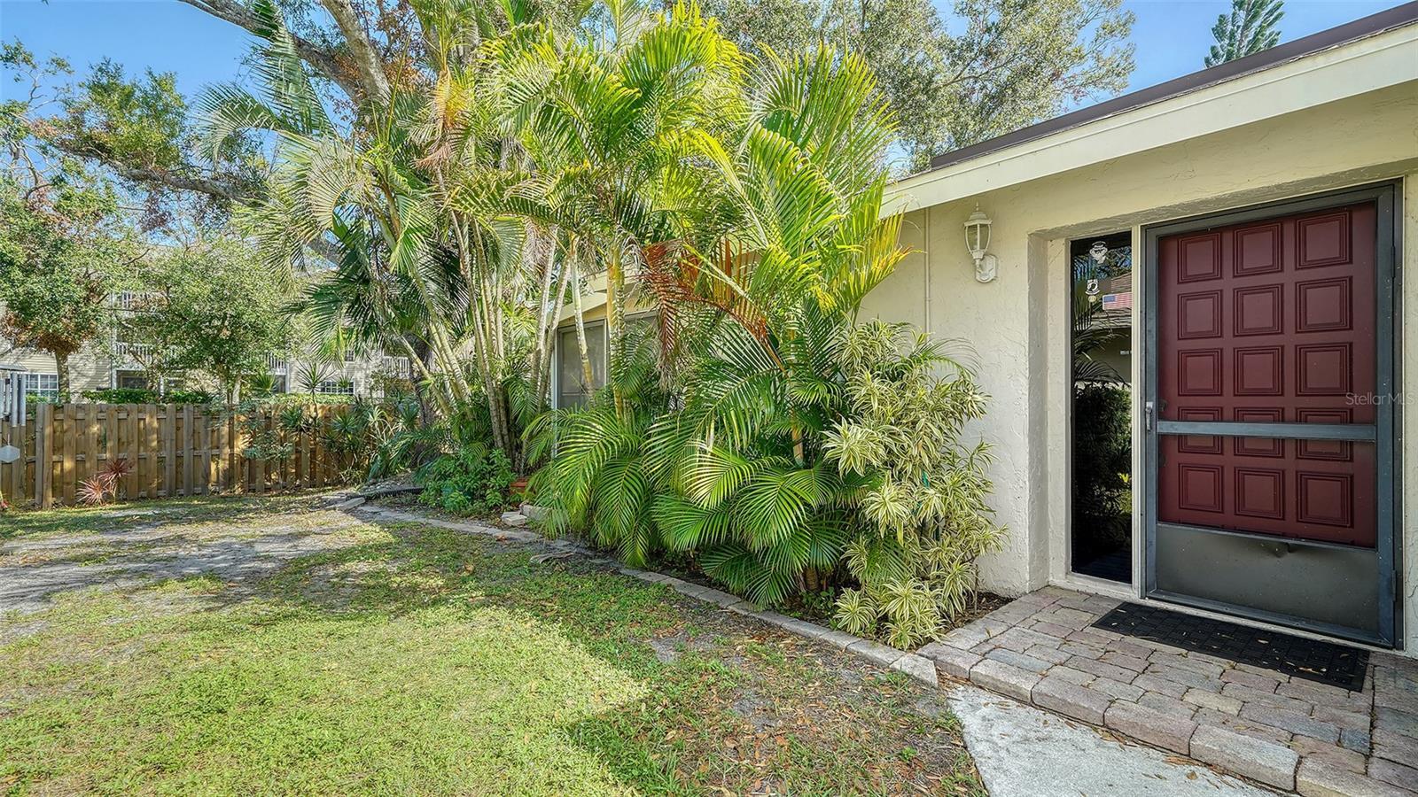Property Photo: 766 N Jefferson Avenue 766 FL 34237