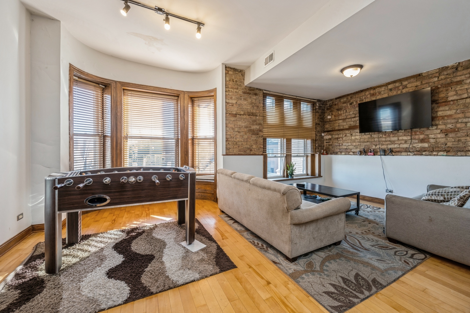 Property Photo:  950 W Addison Street 3  IL 60613 