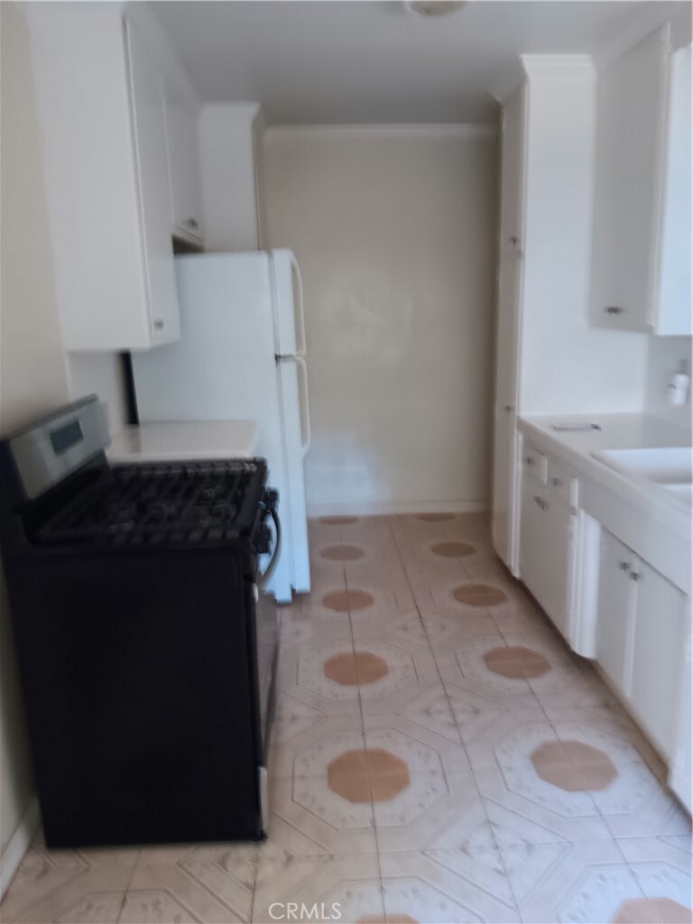 Property Photo:  72 N Parkwood Avenue  CA 91107 