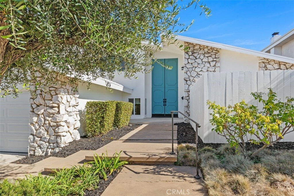 Property Photo:  876 N Hillside Drive  CA 90815 