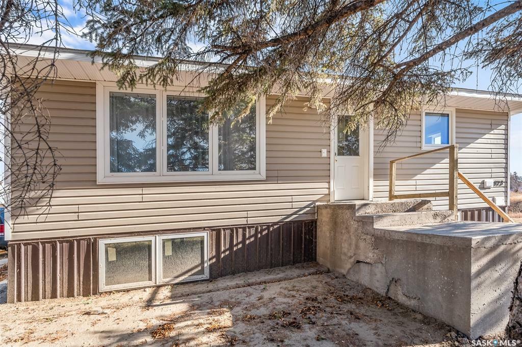 Property Photo:  873 4th Avenue NE  SK S6H 1H8 