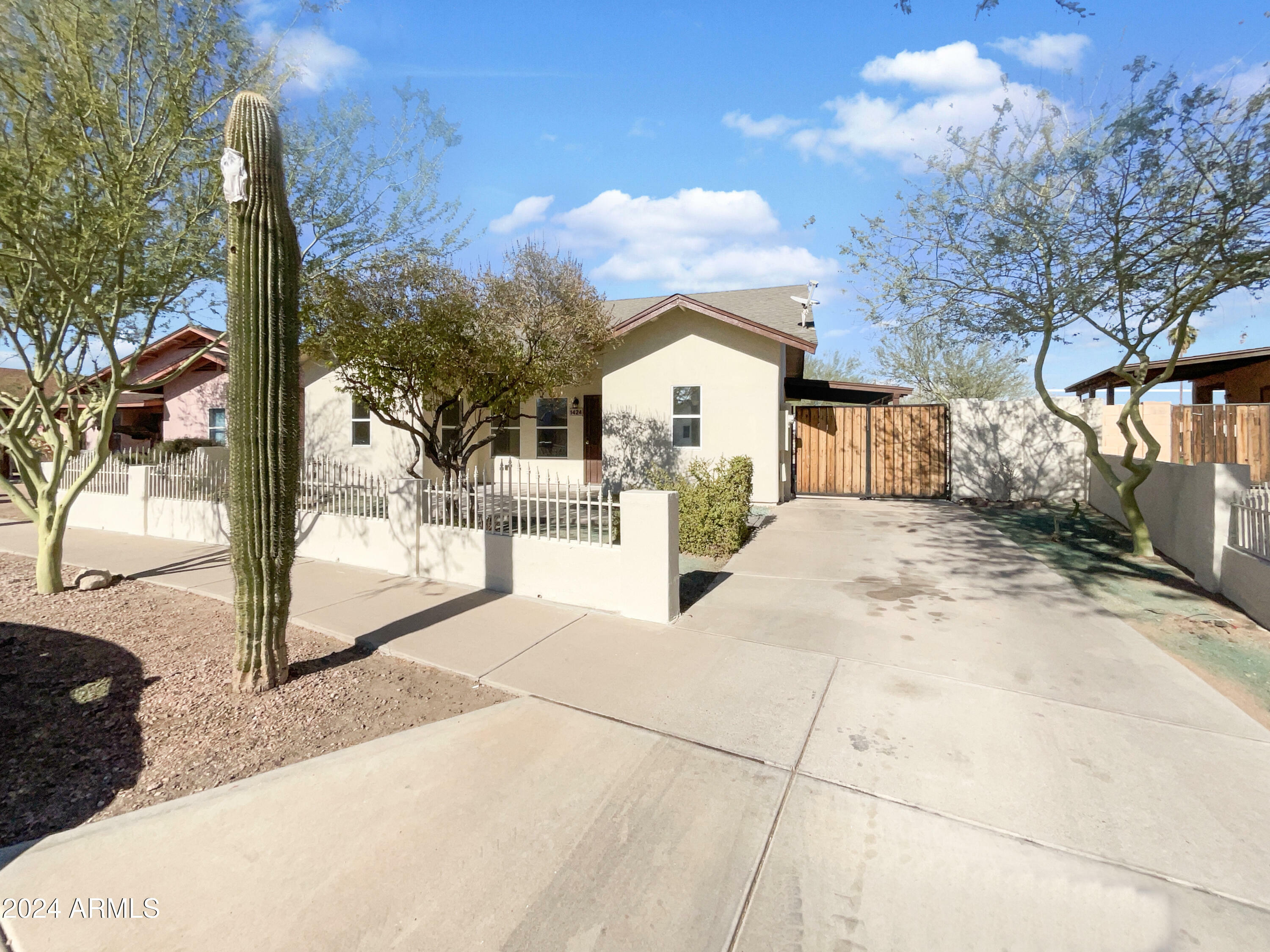 Property Photo: 1424 E Saint Catherine Avenue AZ 85042