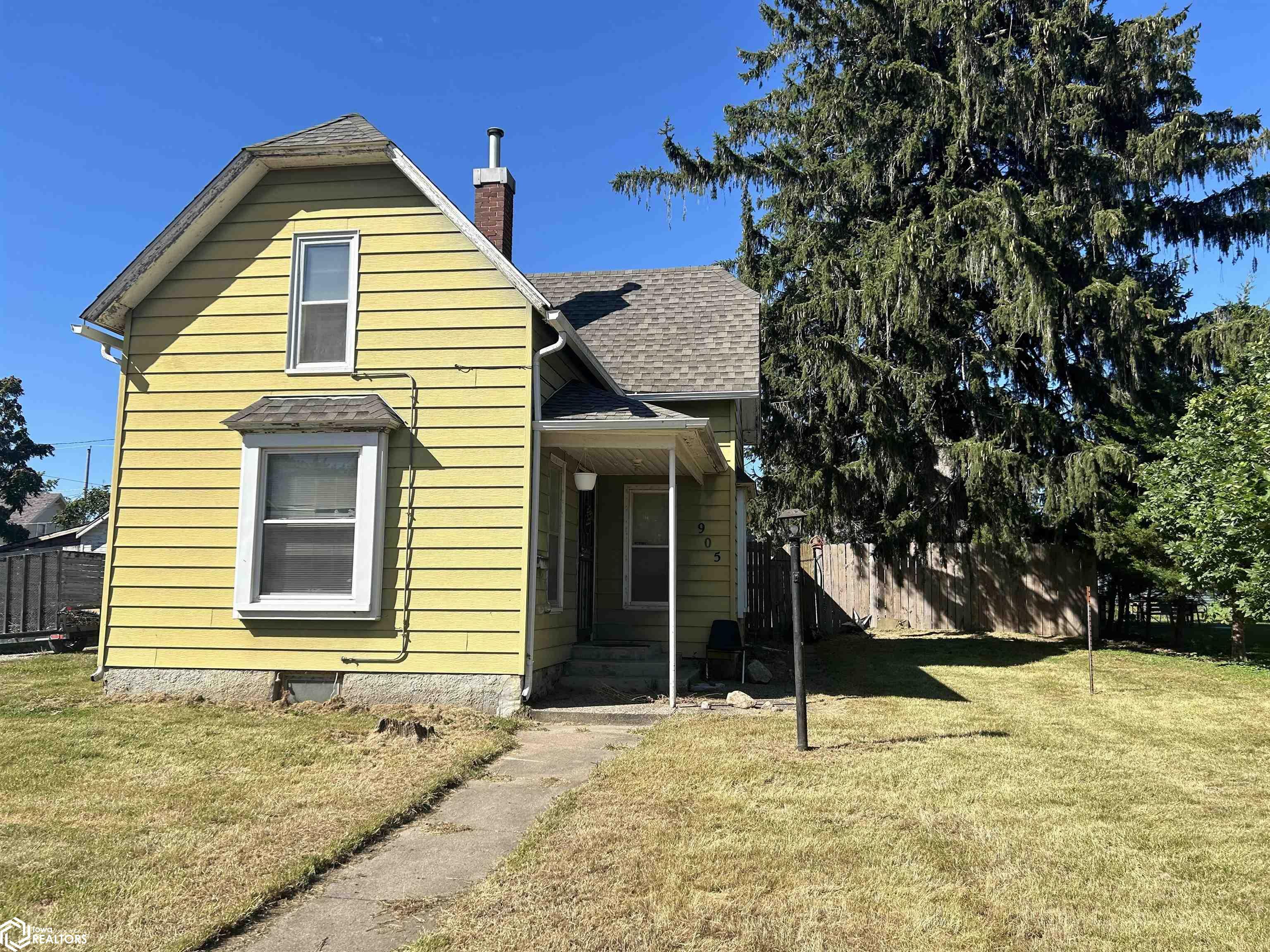 Property Photo:  905 W Nevada Street  IA 50158 