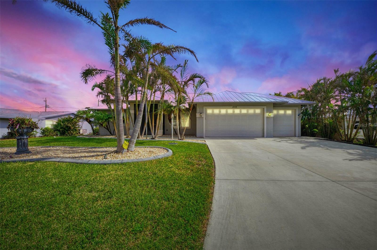 Property Photo:  1219 Nantucket Road  FL 34293 