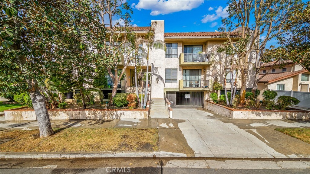 Property Photo:  14247 Riverside Drive 203  CA 91423 