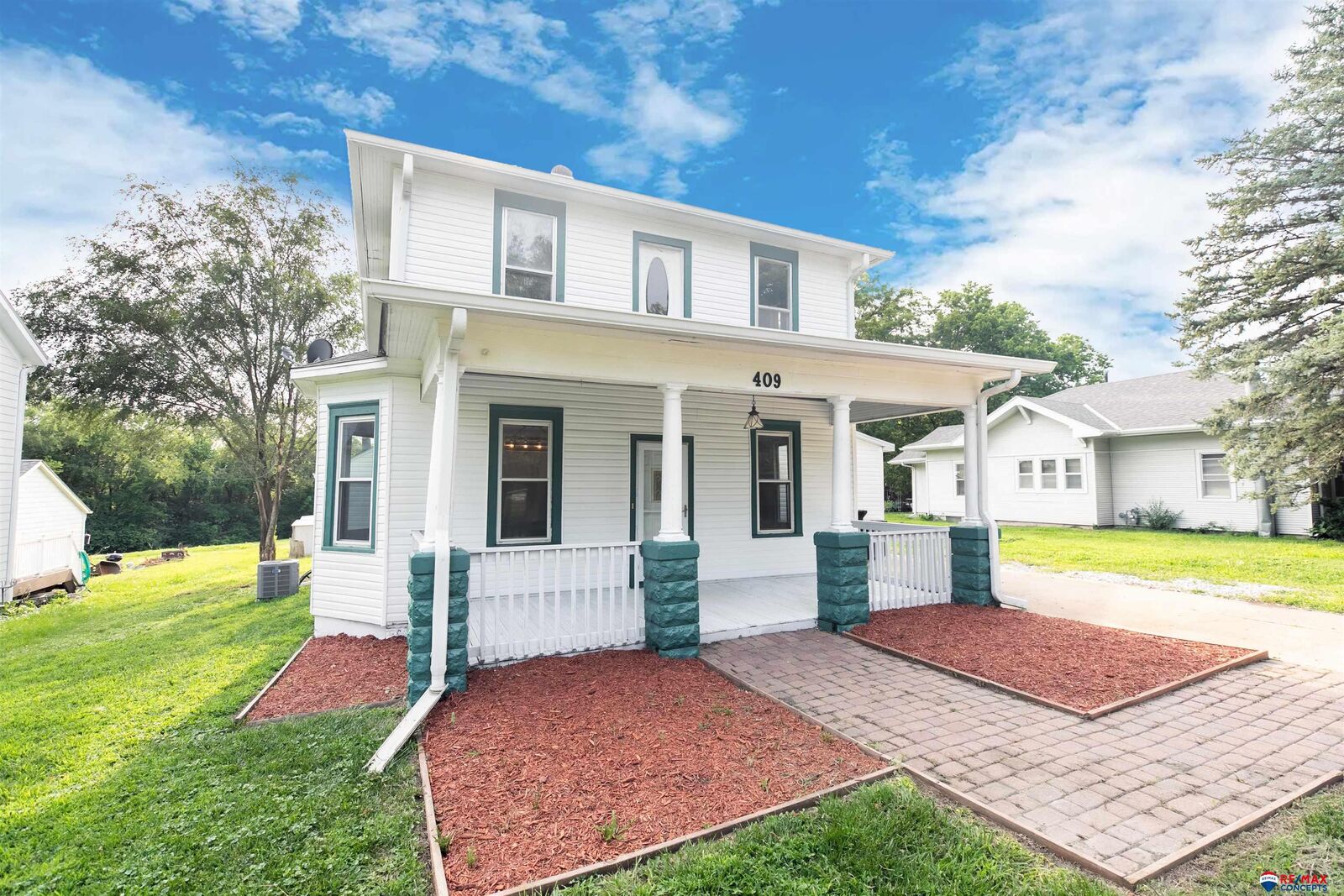 Property Photo: 409 Maple Street NE 68372