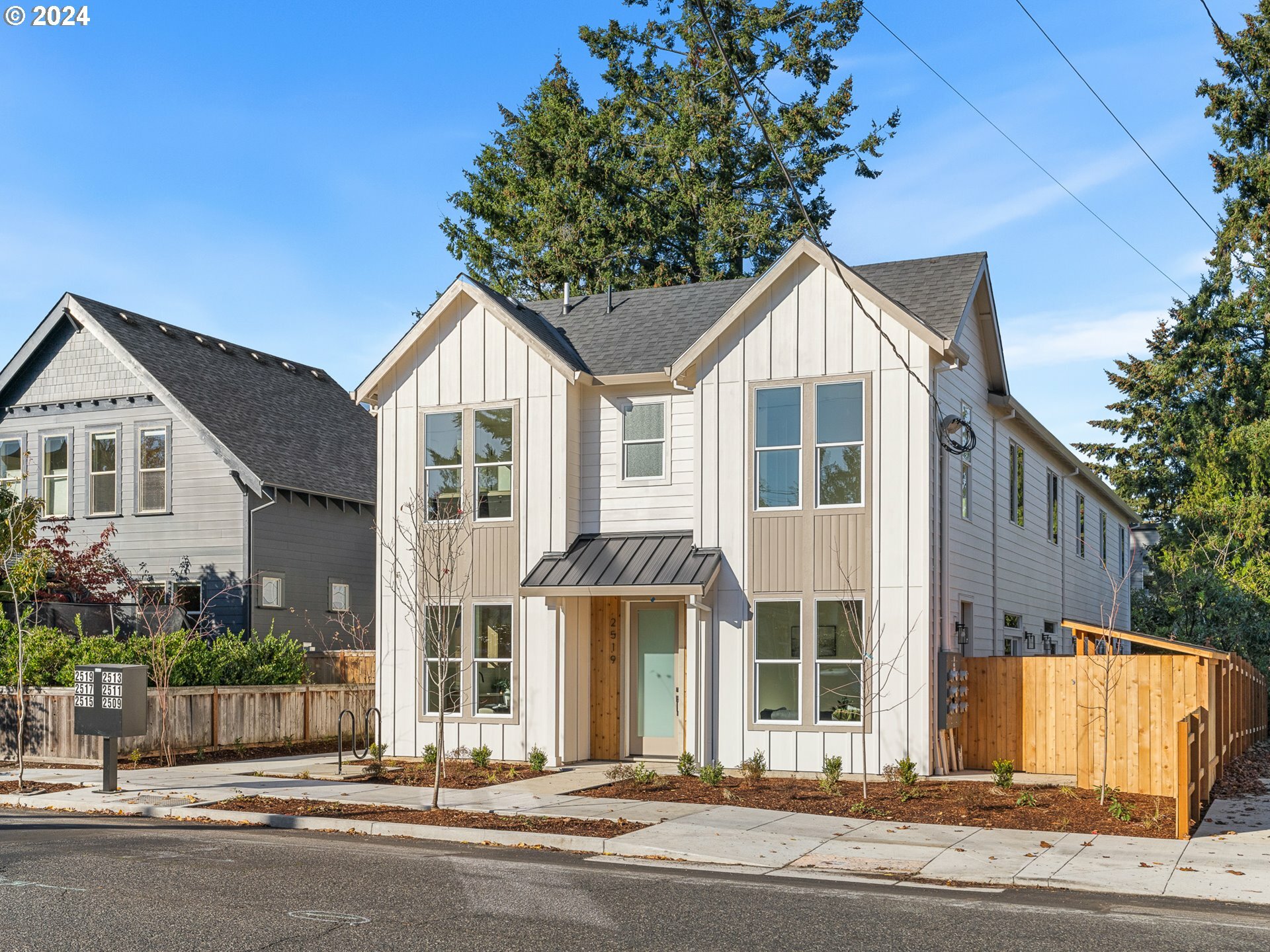 Property Photo:  2517 NE Killingsworth St 2  OR 97211 