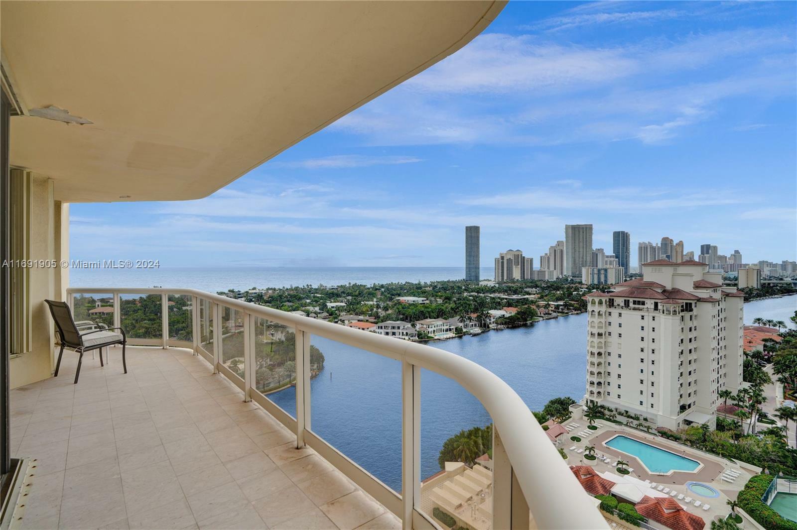 Property Photo:  20191 E Country Club Dr 2009  FL 33180 