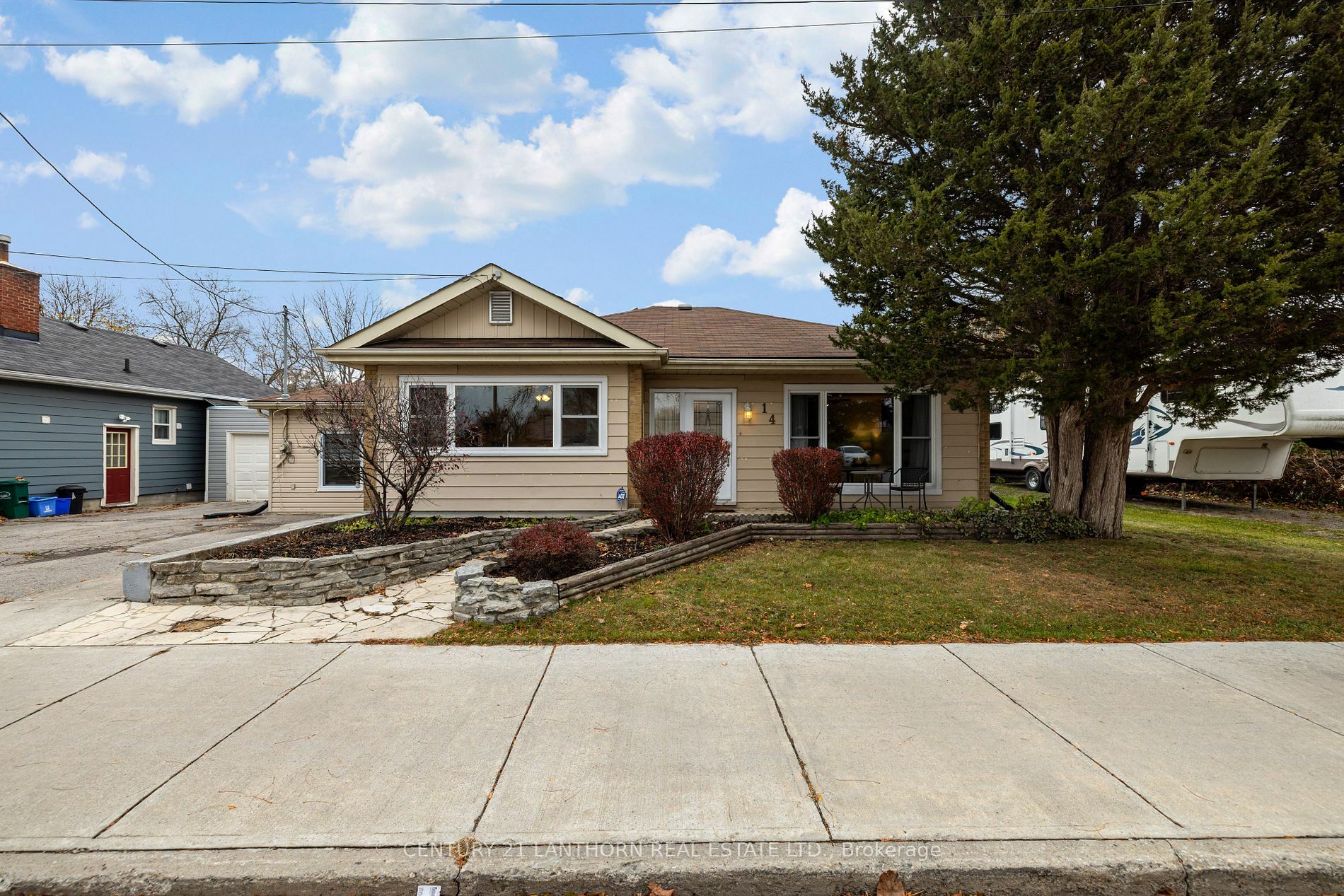 Property Photo:  14 Kitchener Ave  ON K8V 1X8 