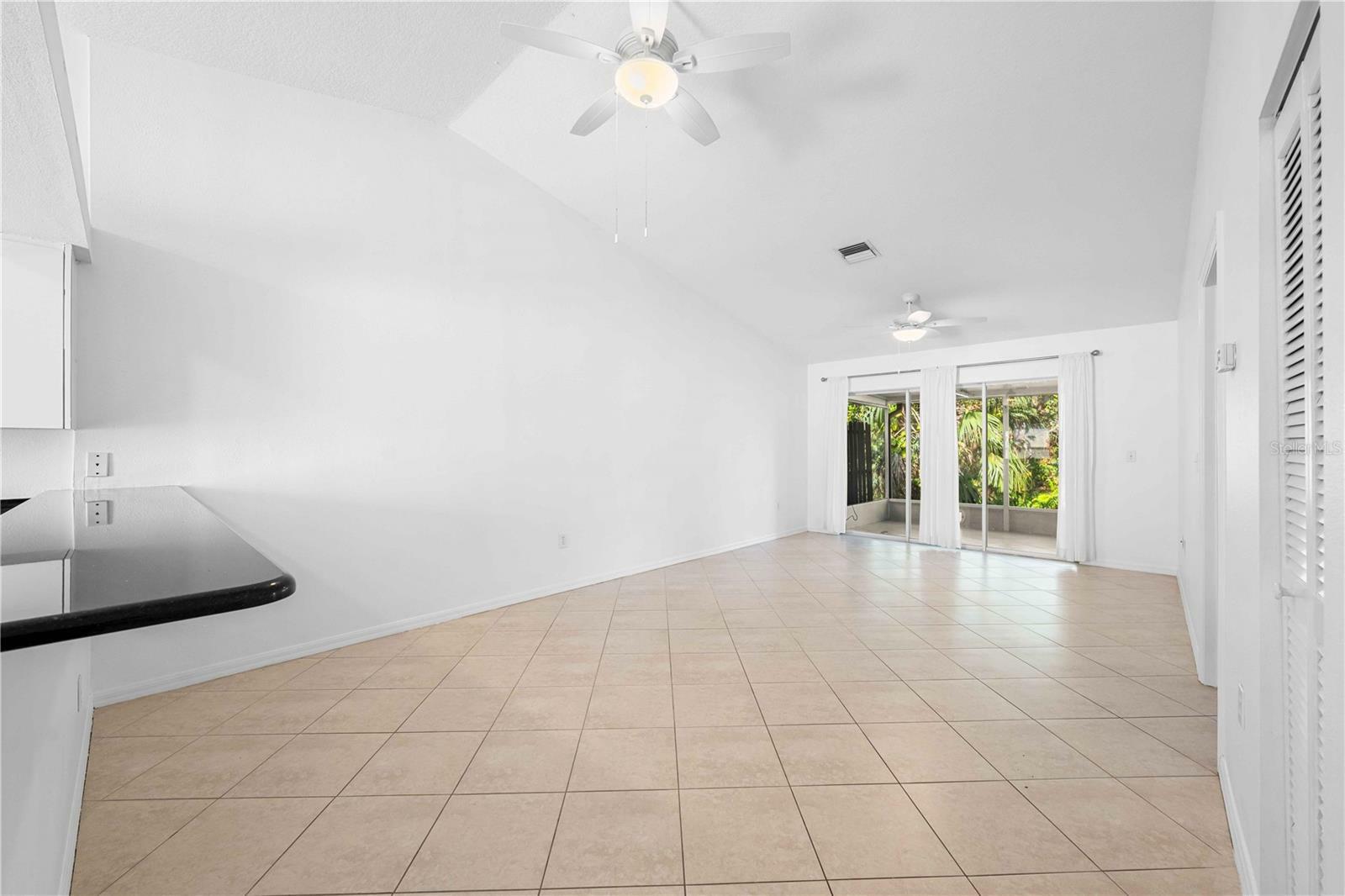 Property Photo:  630 N Jefferson Avenue 19  FL 34237 