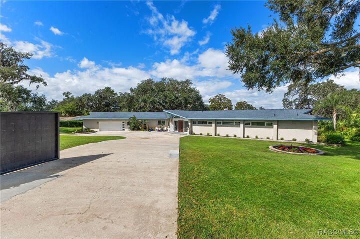 Property Photo: 8711 E Cresco Lane FL 34450