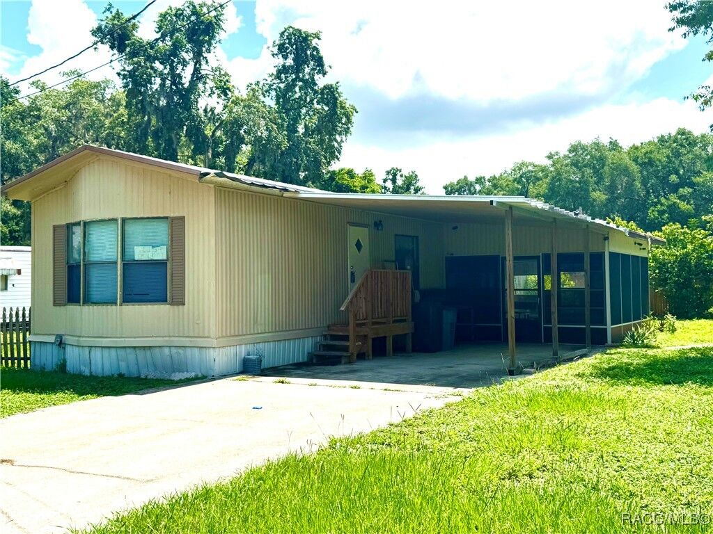 Property Photo: 1159 County 482C1 Road FL 33538