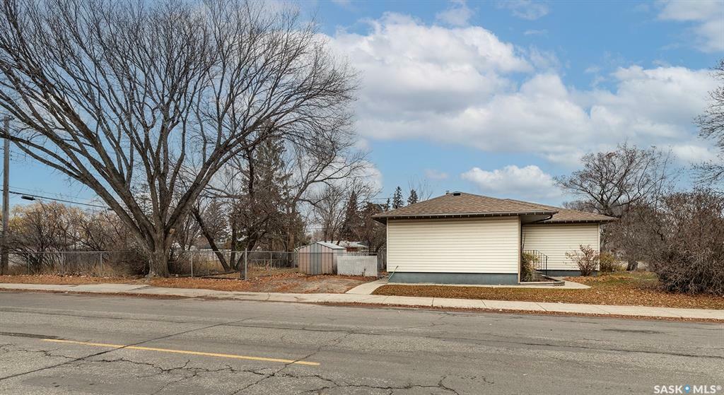 Property Photo:  401 S Avenue N  SK S7L 2Z9 