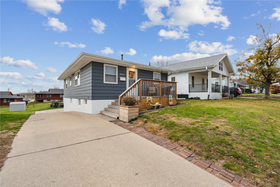 Property Photo:  3527 Elm Ave SE  IA 52403 