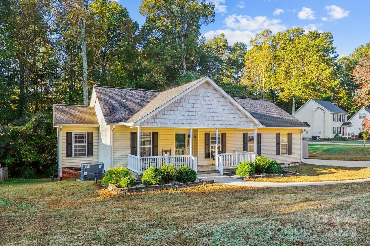 Property Photo:  406 Chinaberry Drive  NC 28203 