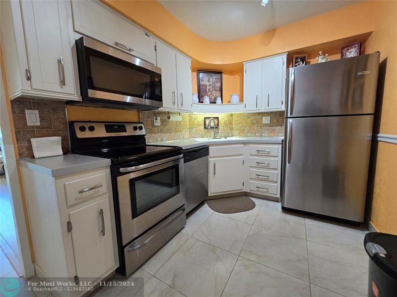 Property Photo: 3300 NE 36th St 114 FL 33308