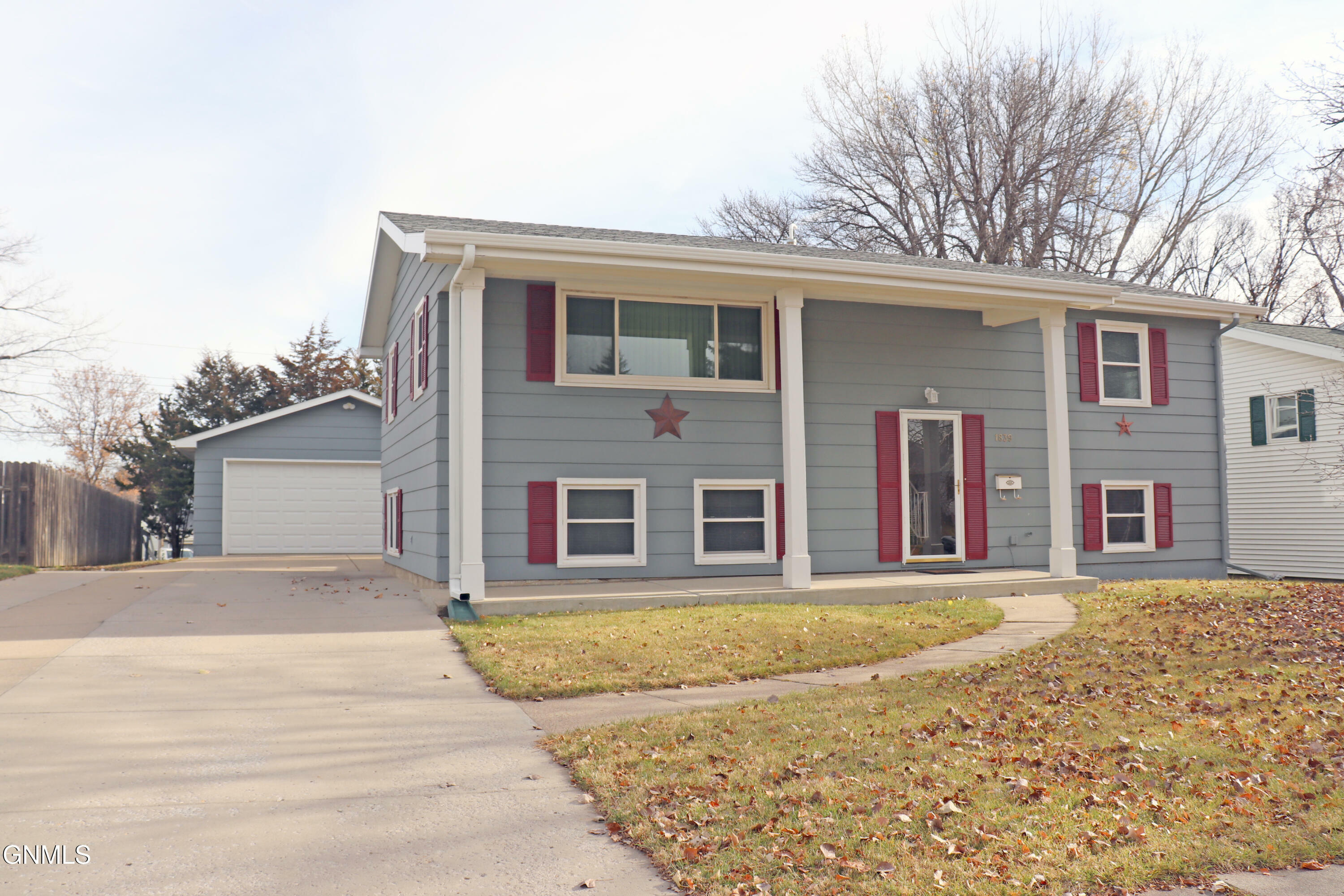 Property Photo:  1839 N Griffin Street  ND 58501 