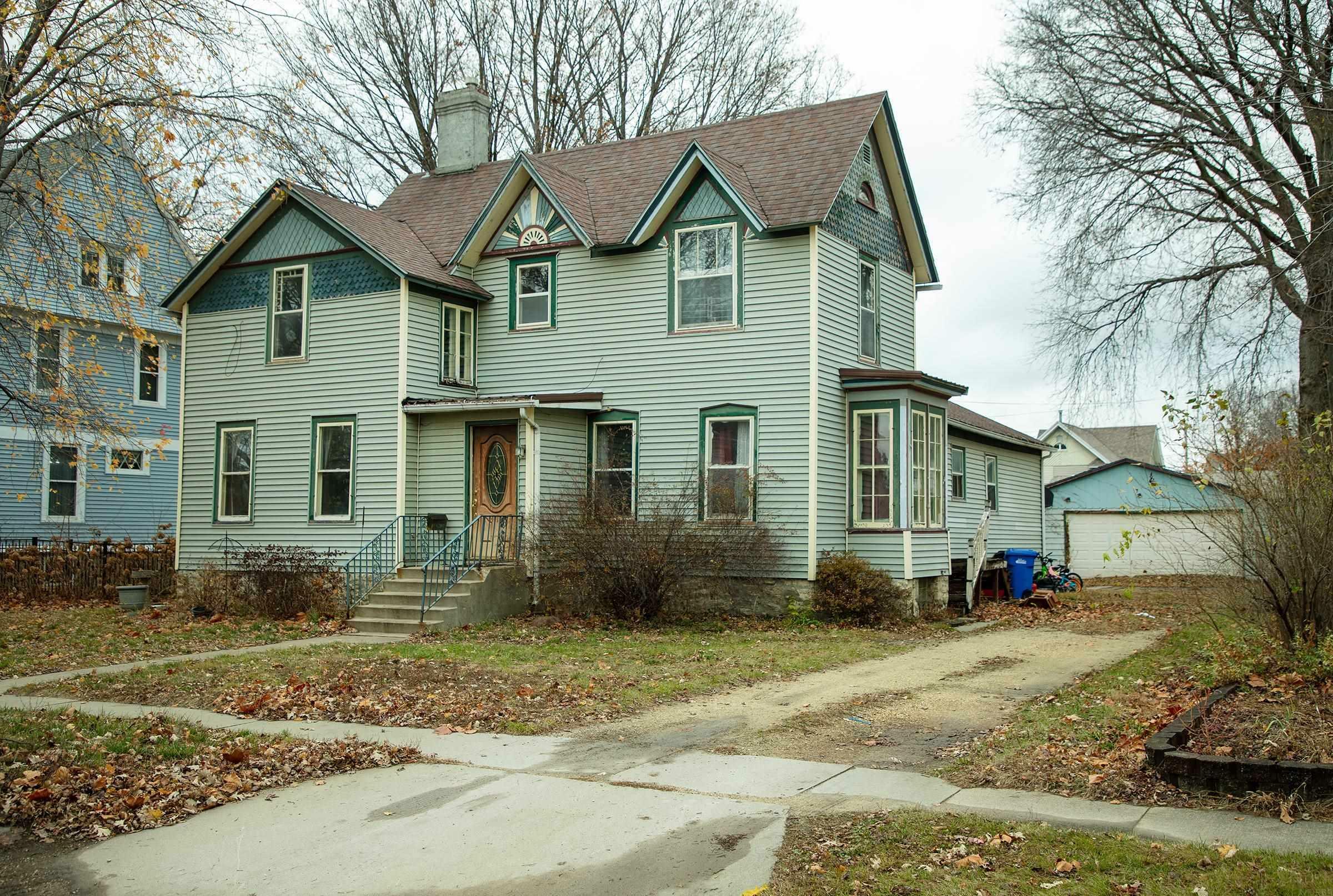 Property Photo:  411 2nd St SE  IA 50677 