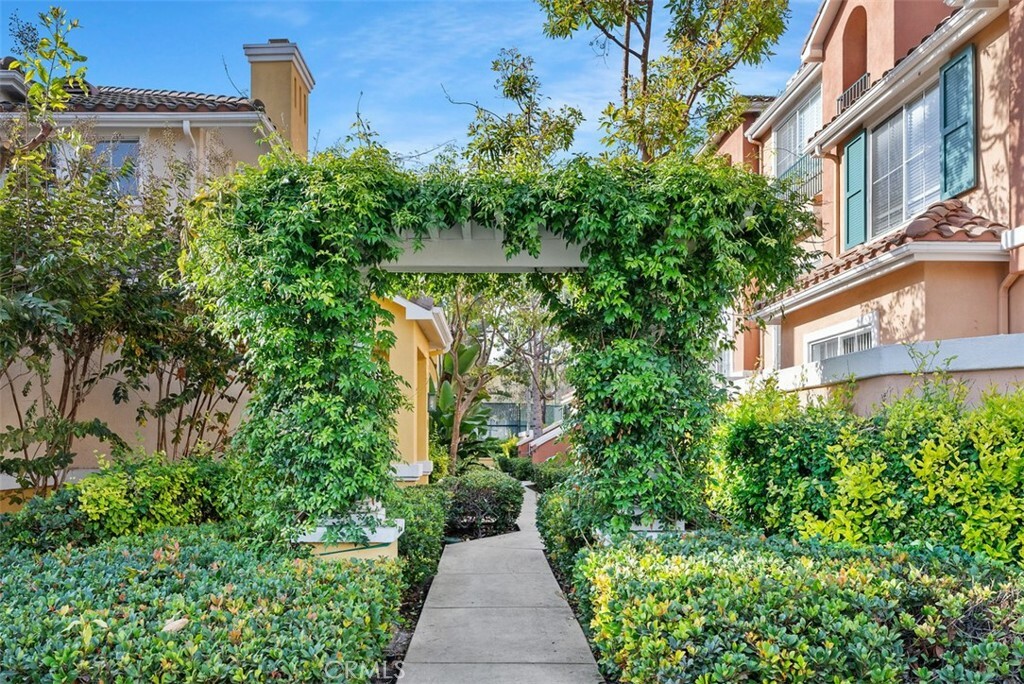 Property Photo: 1406 Reggio Aisle CA 92606