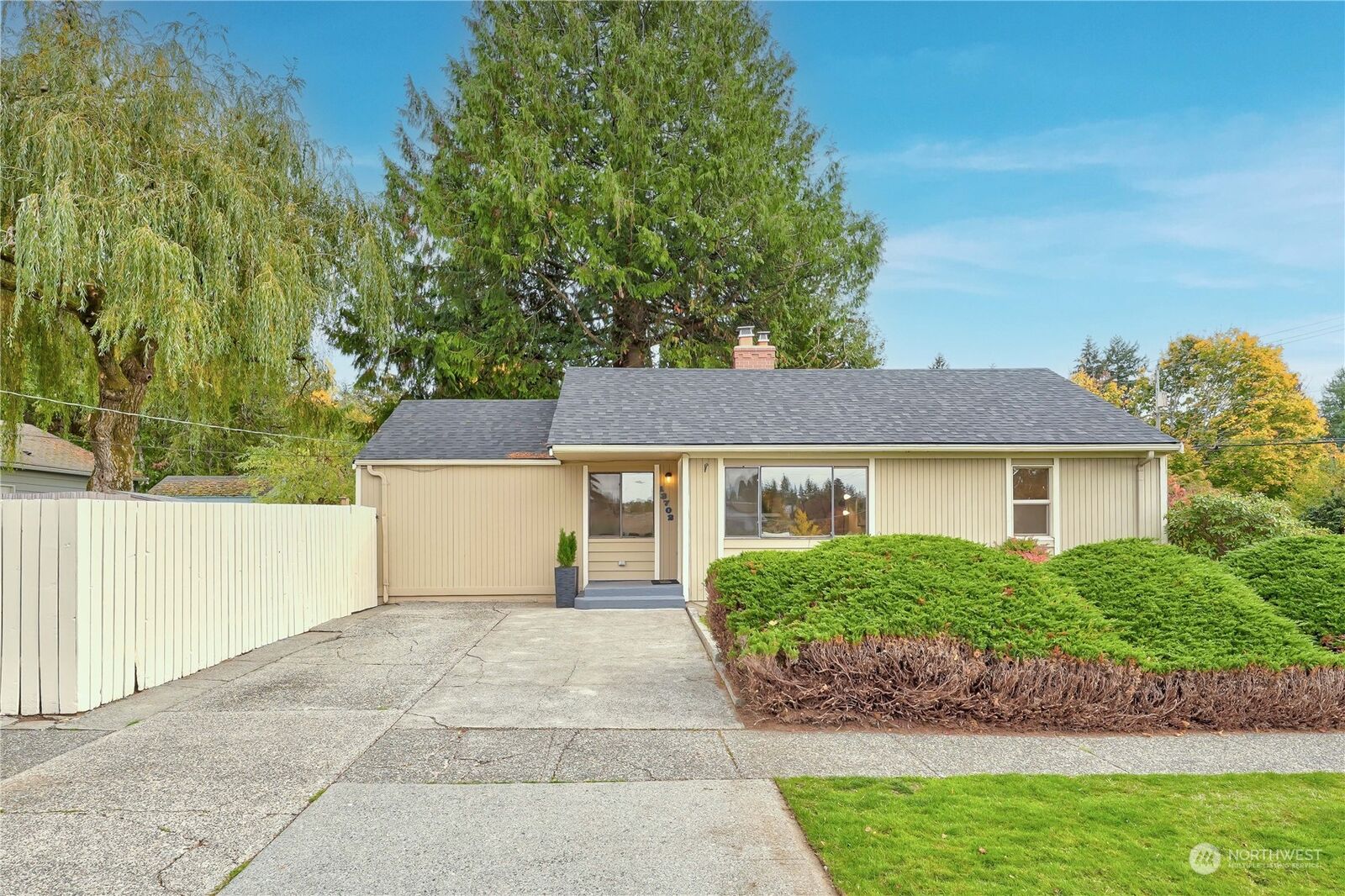 Property Photo:  13702  Ashworth Avenue N  WA 98133 