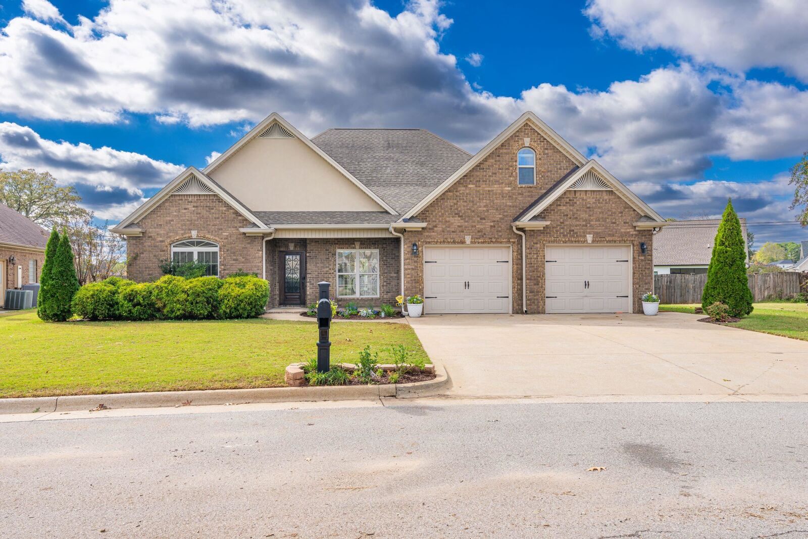 Property Photo:  146 Cottonwood Dr  AL 35661 - MUSCLE S 