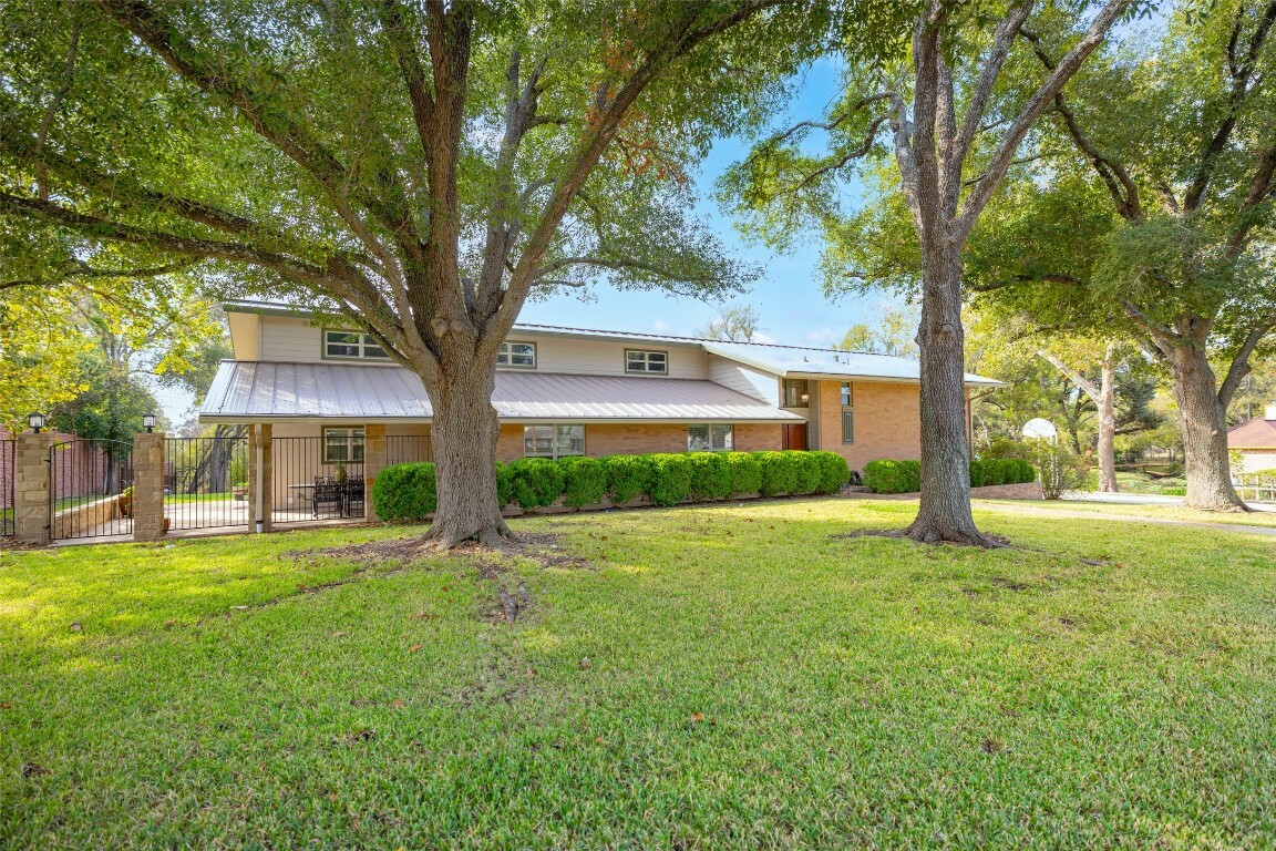 Property Photo:  507 W Oak Drive  TX 78664 