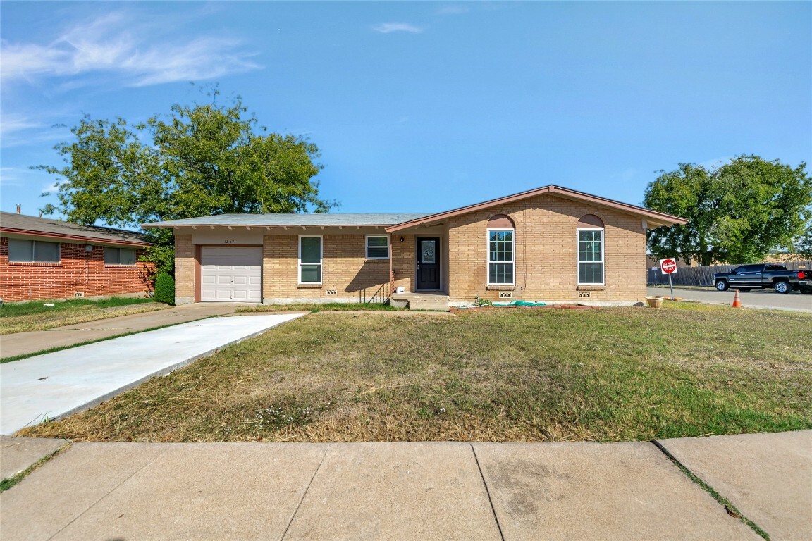 Property Photo:  1207 E Robertson Avenue  TX 76522 