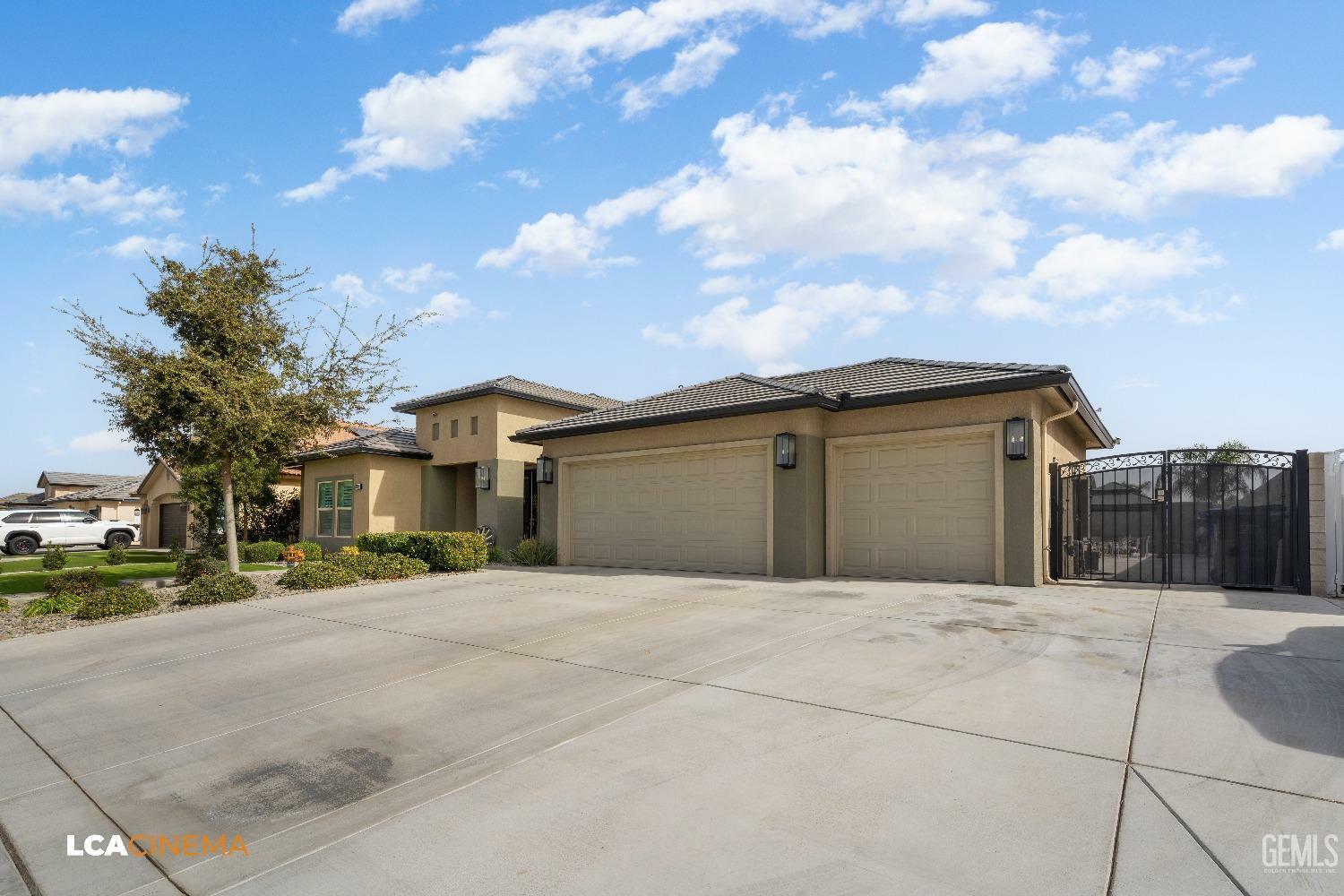 Property Photo:  7700 Ruthburg Way  CA 93314 