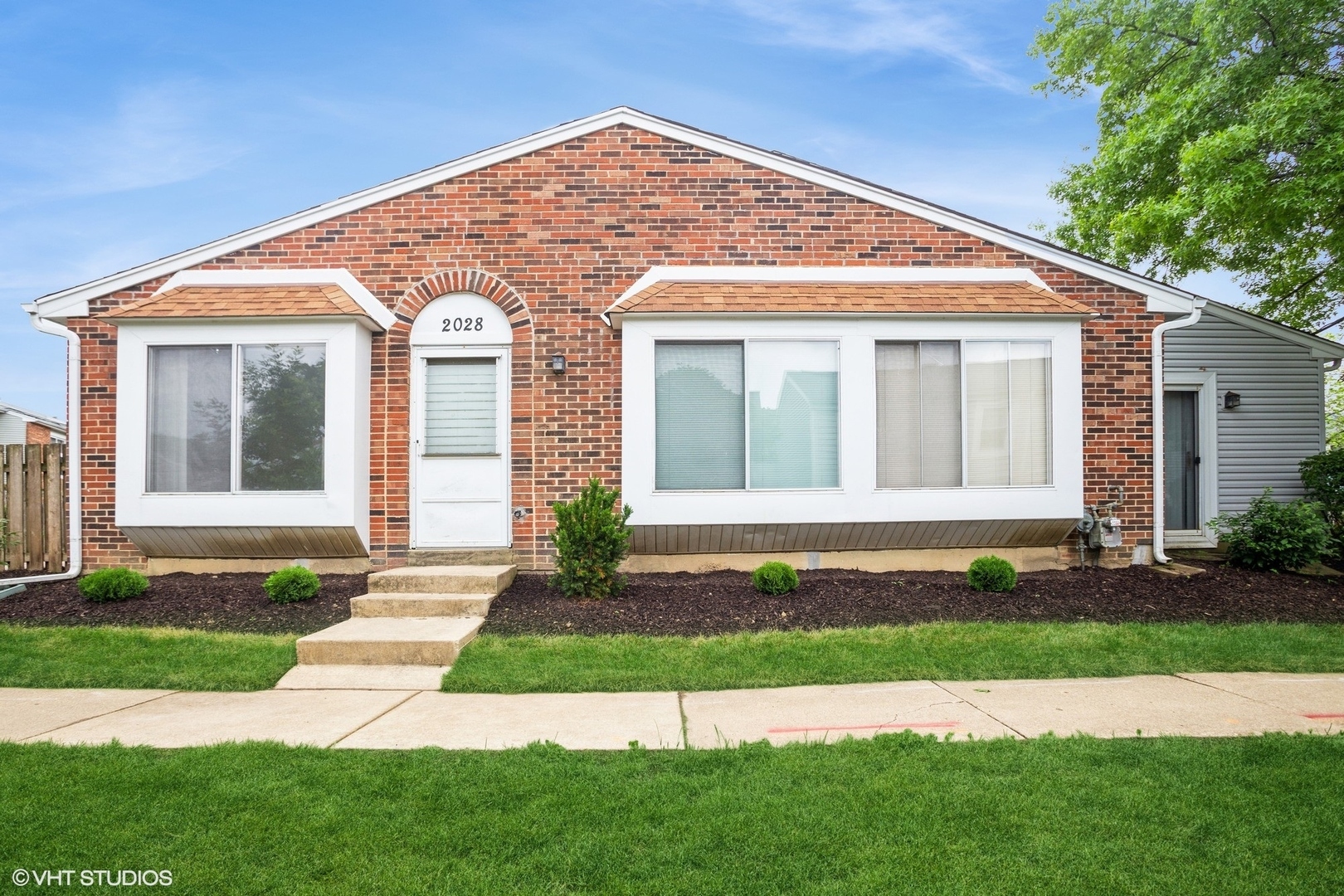 Property Photo: 2028 Garden Terrace IL 60169