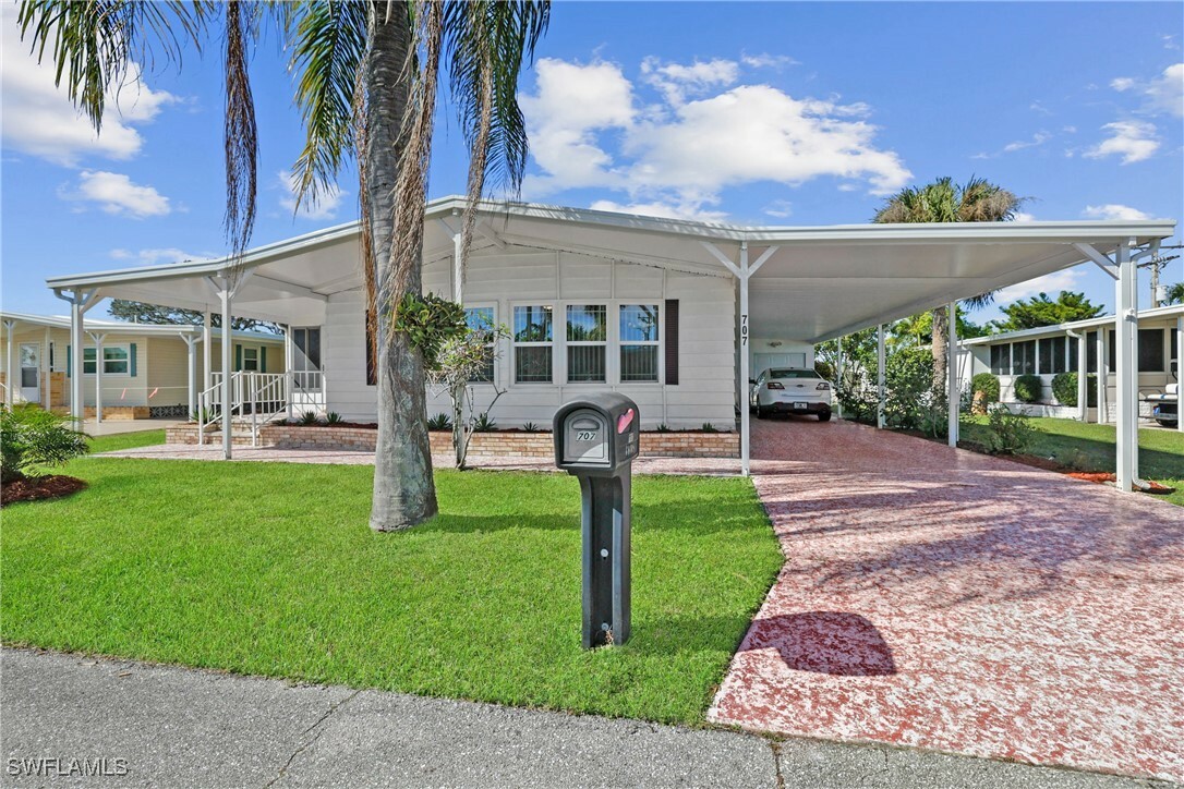 Property Photo:  707 Palm Frond Court  FL 33917 