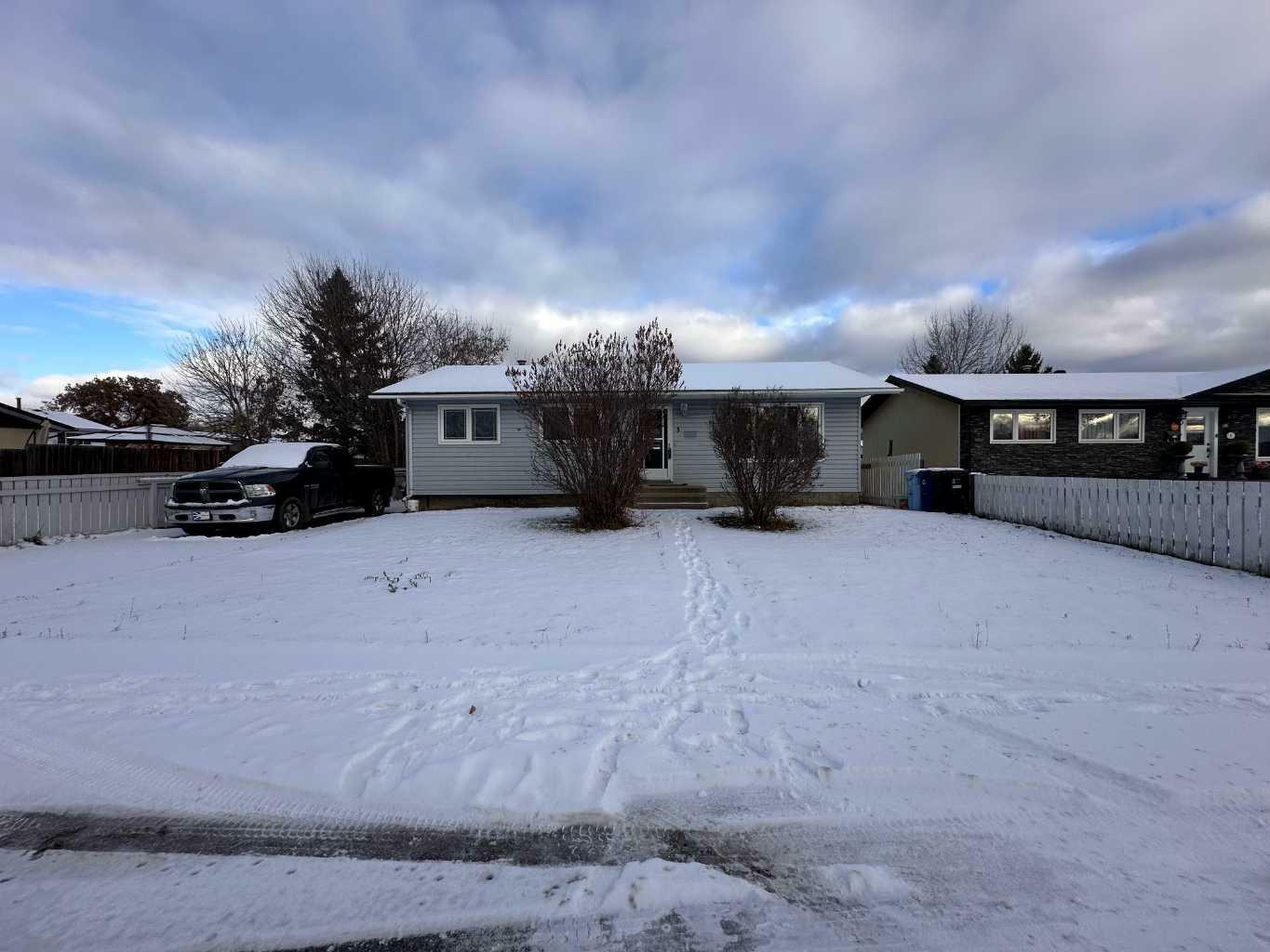 Property Photo:  3 Rae Crescent  AB T9H 1H2 