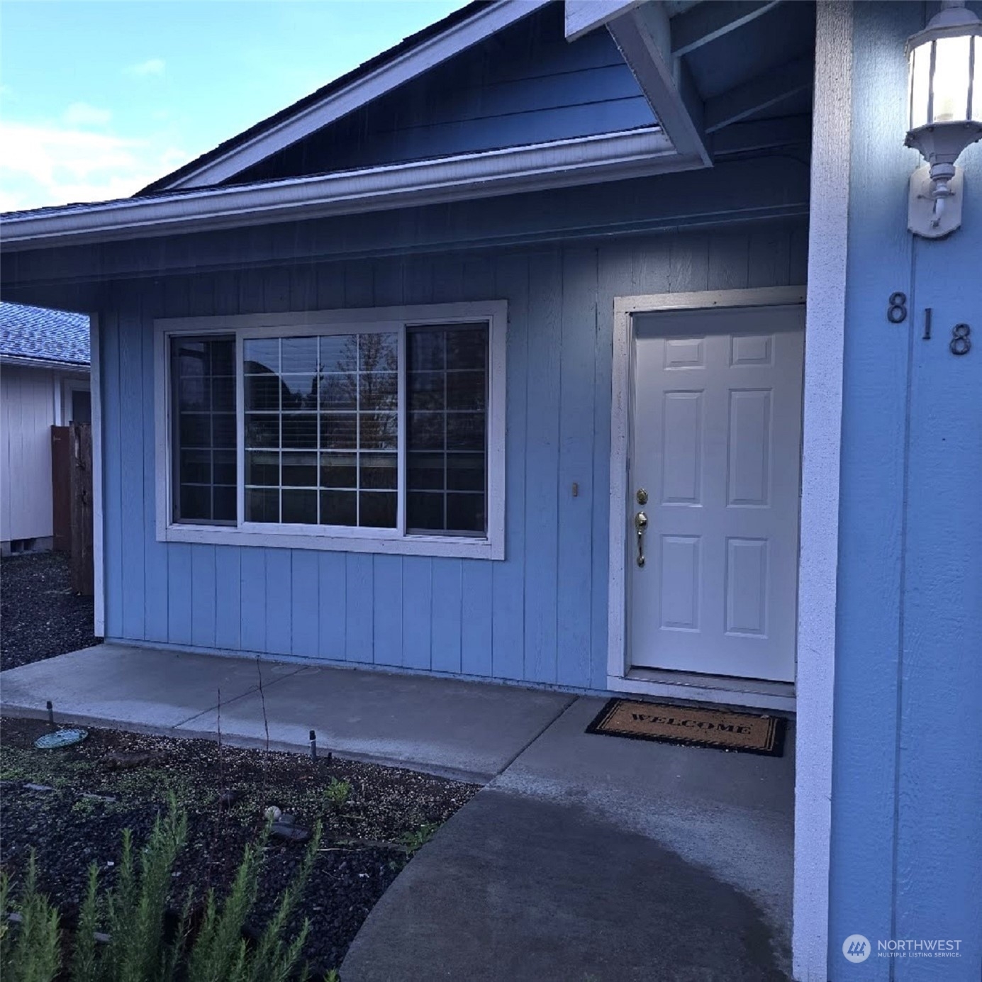 Property Photo:  818 E Washington Place  WA 98382 