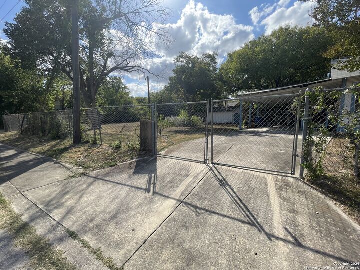 Property Photo: 722 E Southcross Blvd TX 78214