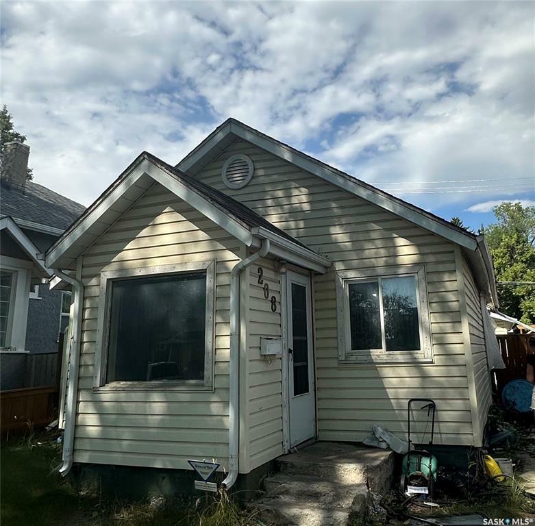 Property Photo:  208 25th Street W  SK S7L 0C4 