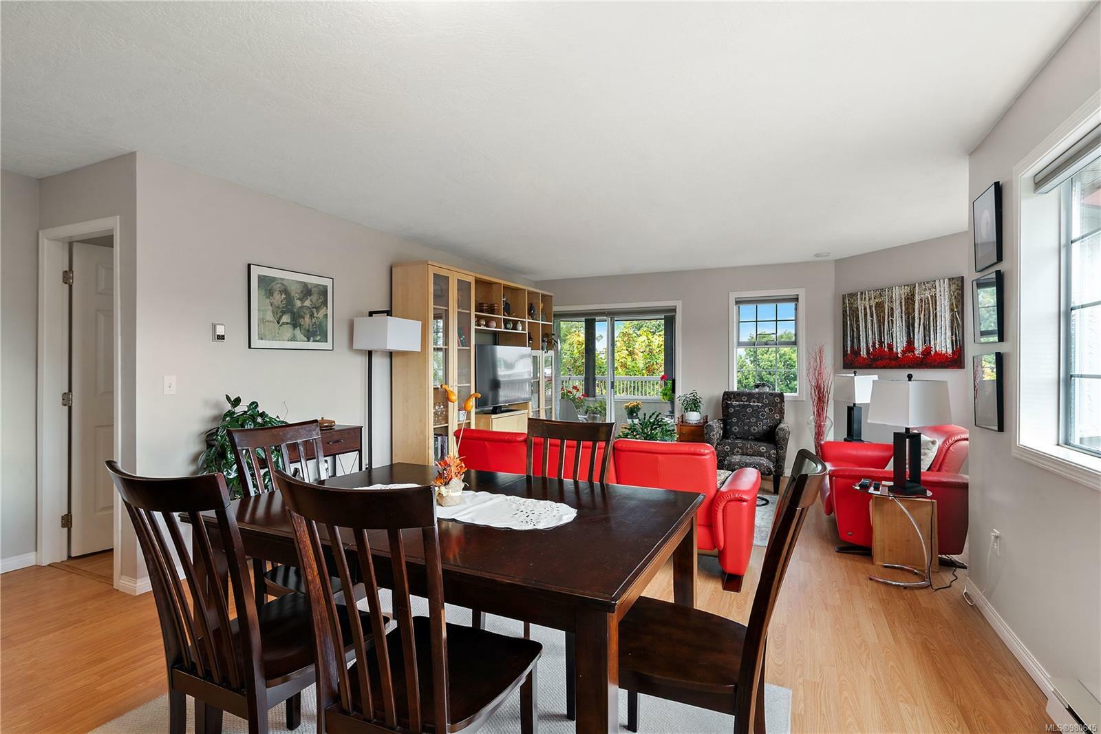 Property Photo:  1220 Fort St 402  BC V8V 3L2 