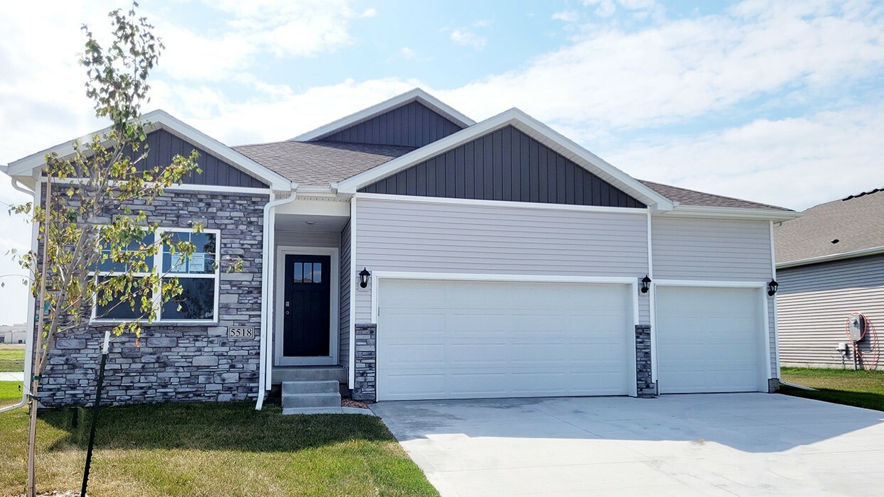 Property Photo:  1360 NW Brandywine Lane  IA 50263 