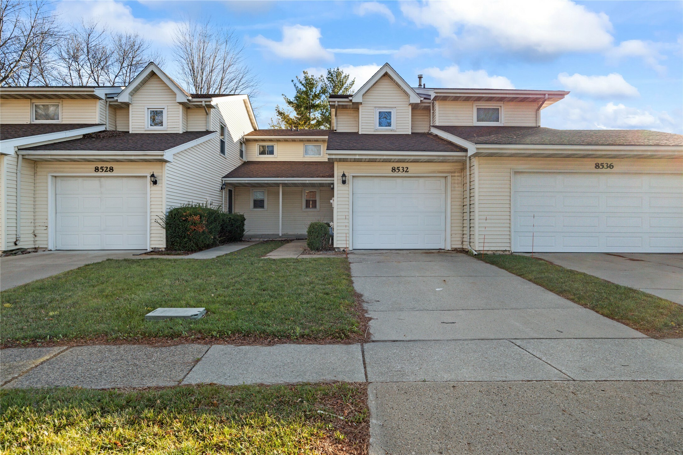 8532 Oakwood Drive  Urbandale IA 50322 photo