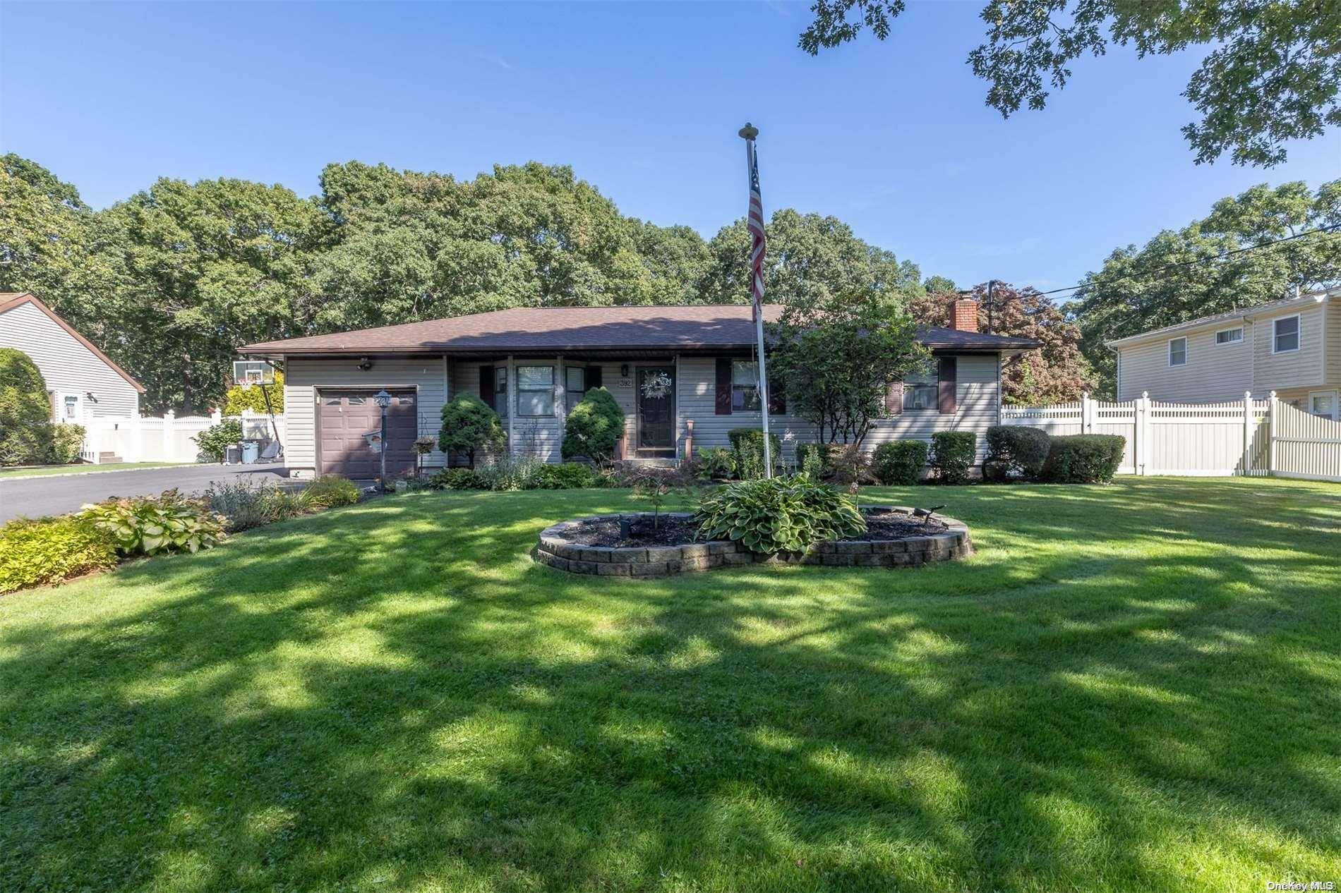 Property Photo:  392 Boxwood Drive  NY 11967 