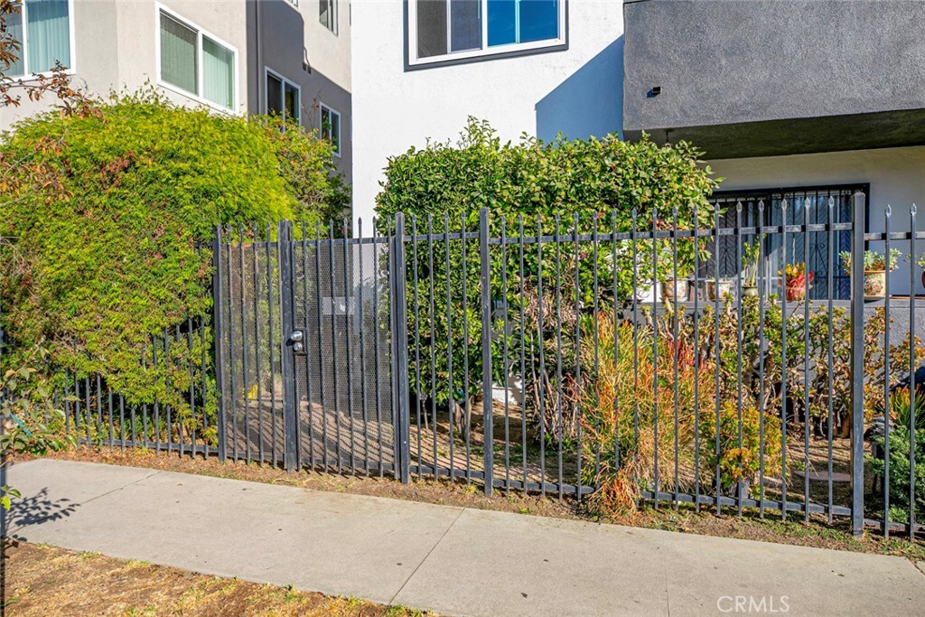 Property Photo: 1748 N Kenmore Avenue 203 CA 90027