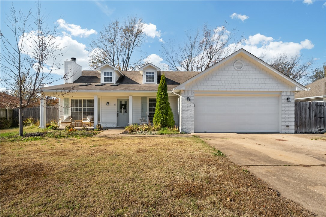 Property Photo:  1106 N Oriole Avenue  AR 72756 