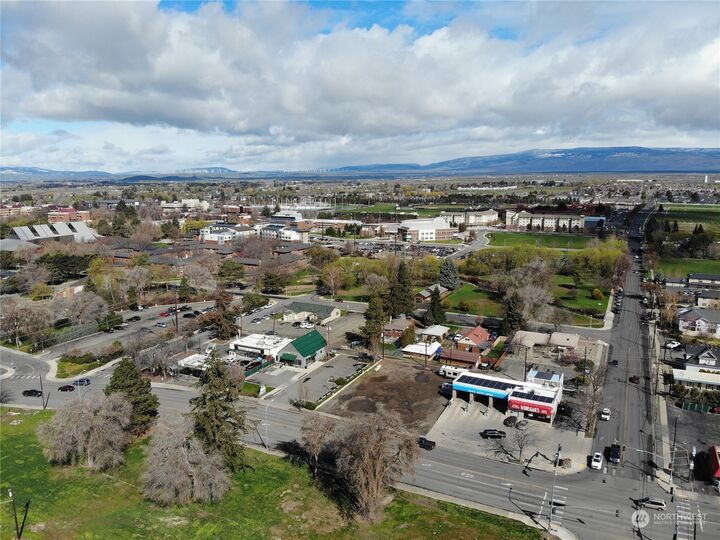 Property Photo:  1011 E University Way  WA 98926 