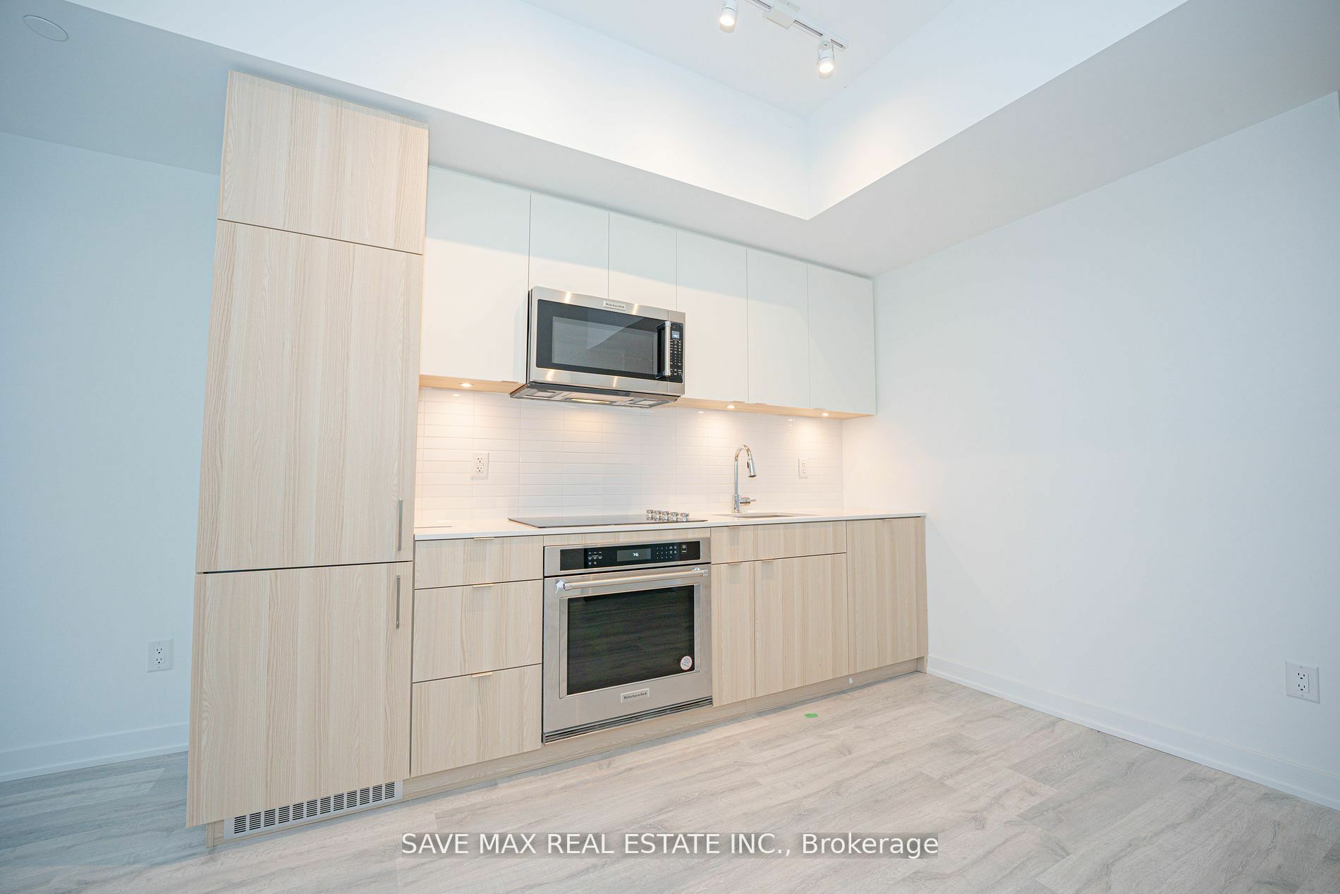 Property Photo:  220 Missinnihe Way Th108  ON L5H 0A9 