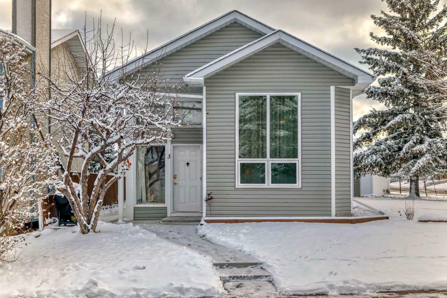 Property Photo:  3 Sanderling Hill NW  AB T3K 3B8 